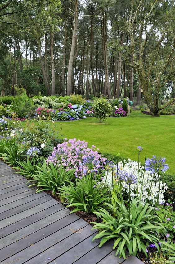 Bulb Garden Layout Design 1 Bulb Garden Layout Design: Colorful Spring flower bulbs gracefully arranged in a well-organized garden bed