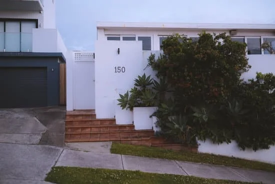 Design inspiration for long narrow gardens: maximizing space with creative landscaping and clever layouts